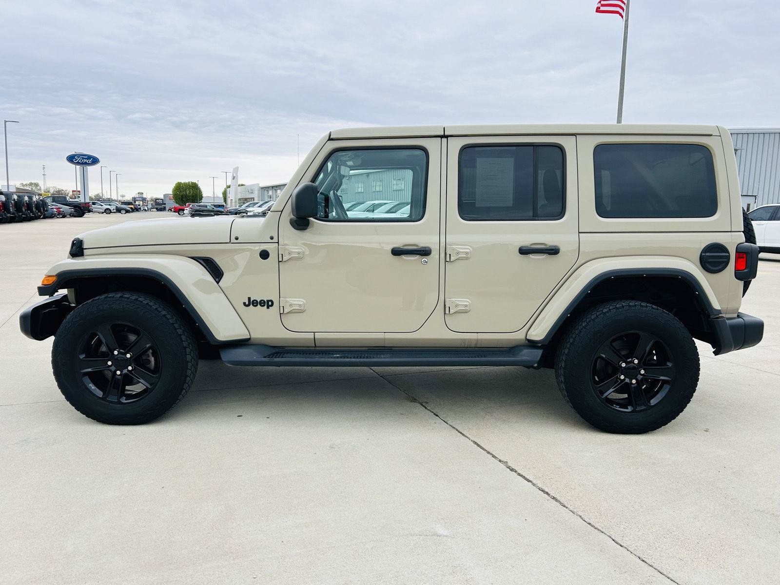 Used 2022 Jeep Wrangler Unlimited Sahara AWD/4WD image 30