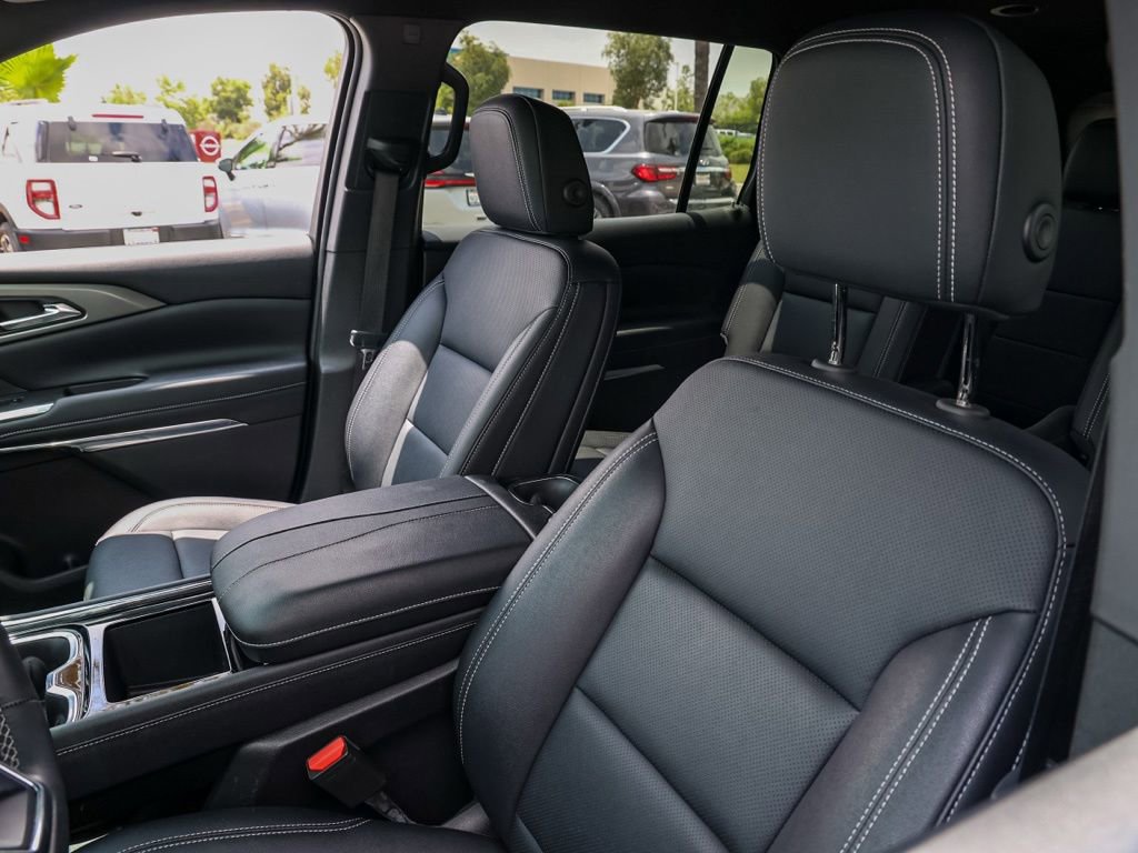 Used 2025 Chevrolet Traverse LT w/ Midnight/Sport Edition FWD image 14