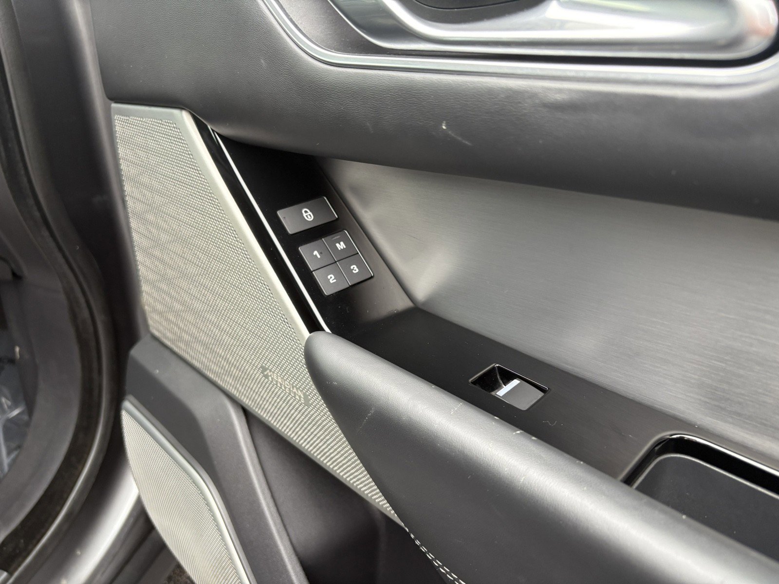 Used 2018 Land Rover Range Rover Velar R-Dynamic HSE image 21