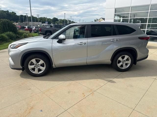Used 2023 Toyota Highlander LE AWD/4WD image 4