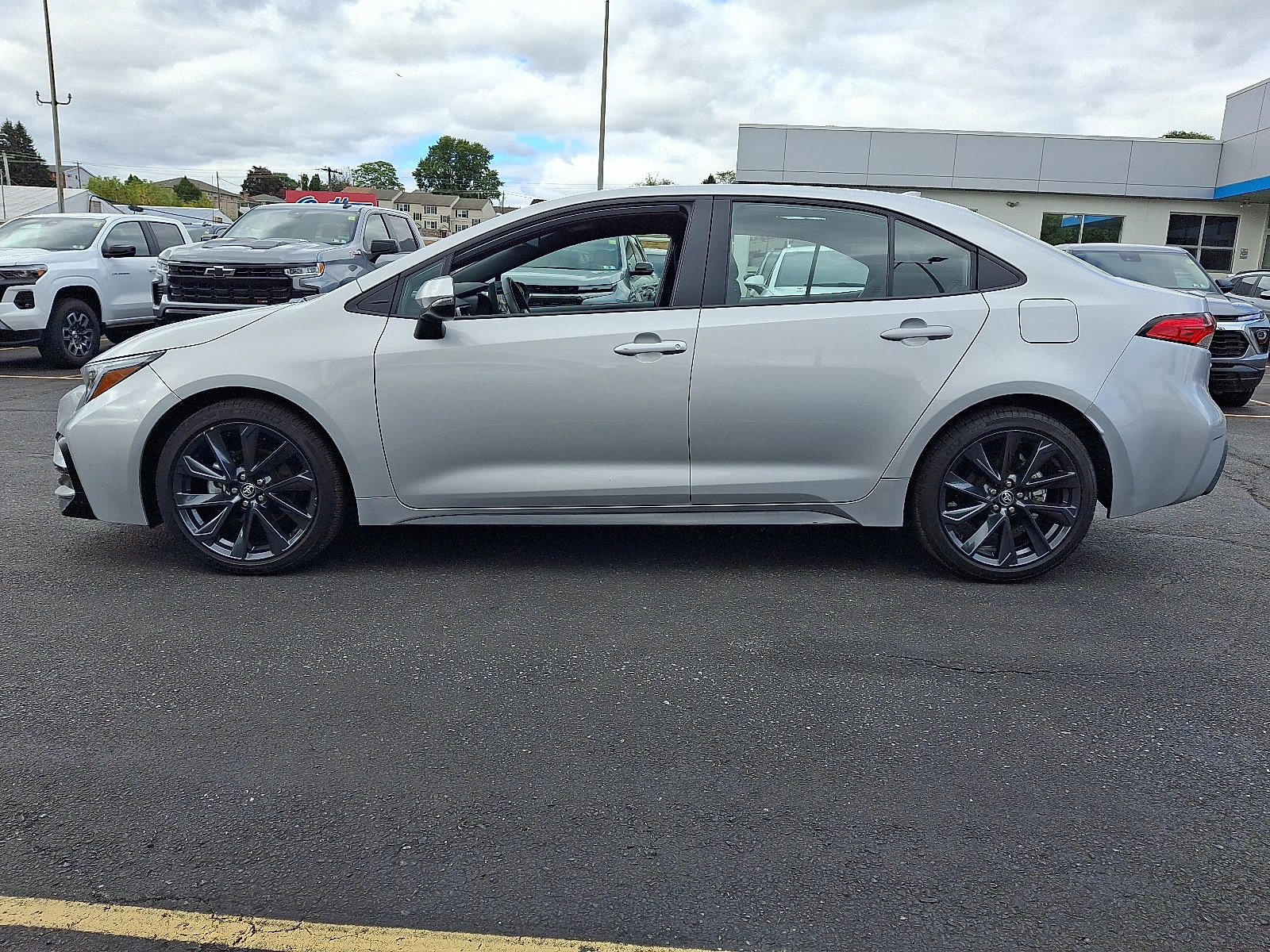 Used 2026 Toyota Corolla SE FWD image 2