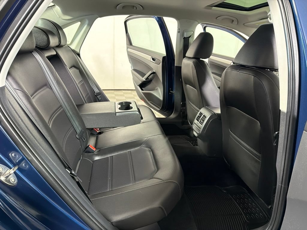 Certified 2022 Volkswagen Passat 2.0T SE FWD image 22