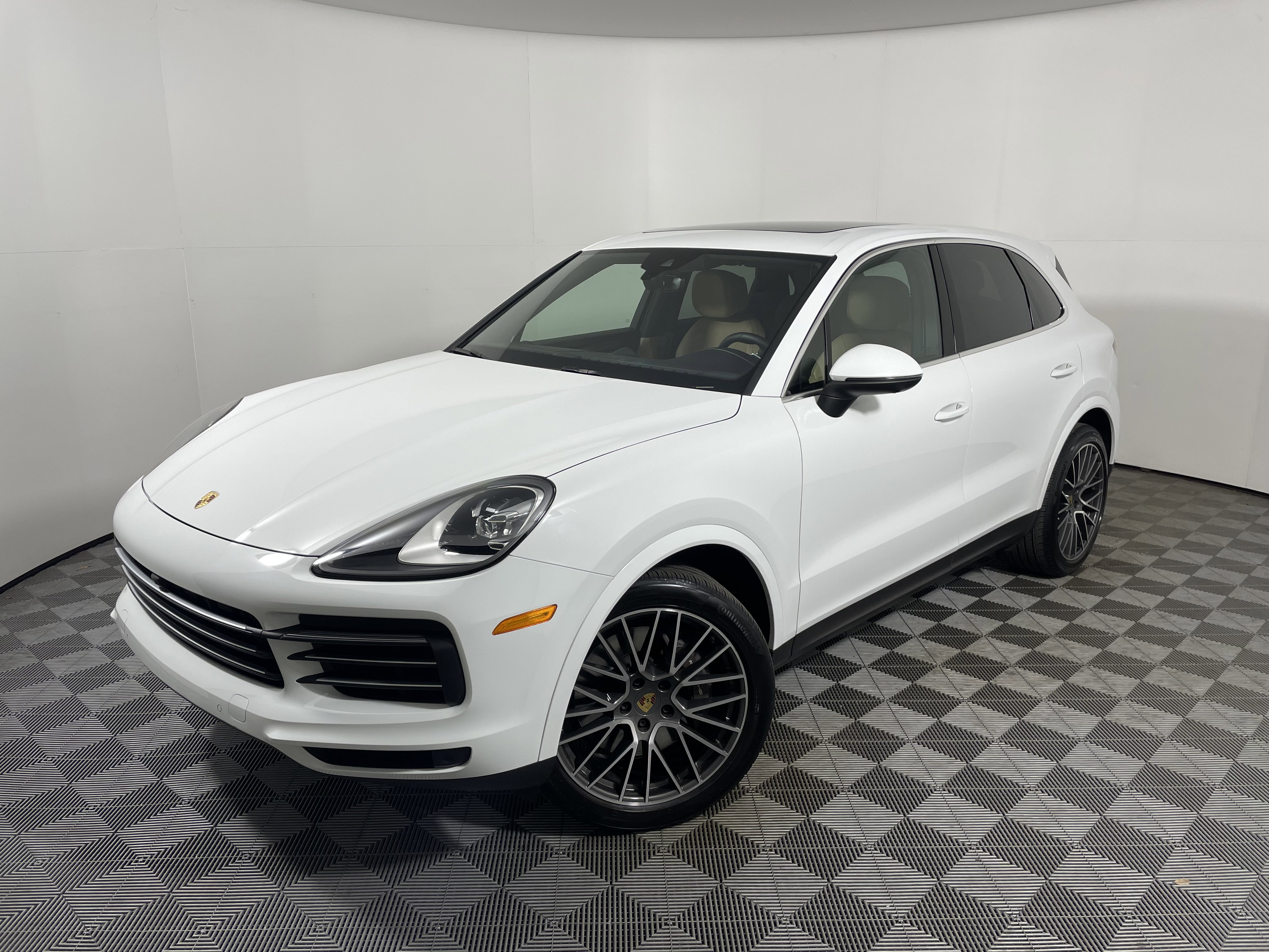 Used 2023 Porsche Cayenne image 1