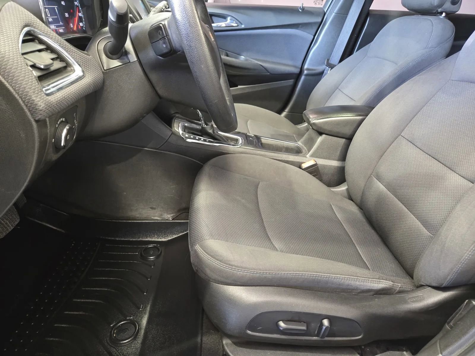 Used 2018 Chevrolet Cruze LT w/ Sun And Sound Package FWD image 14