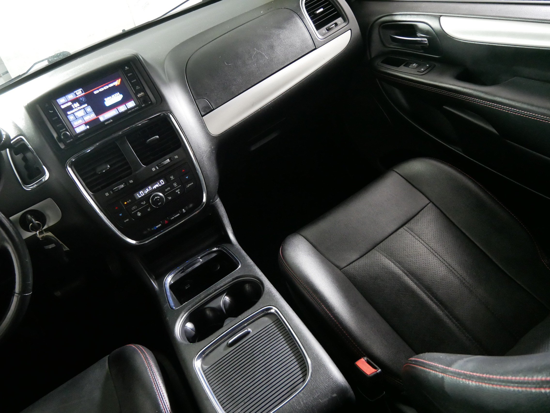 Used 2016 Dodge Grand Caravan R/T w/ Driver Convenience Group FWD image 11