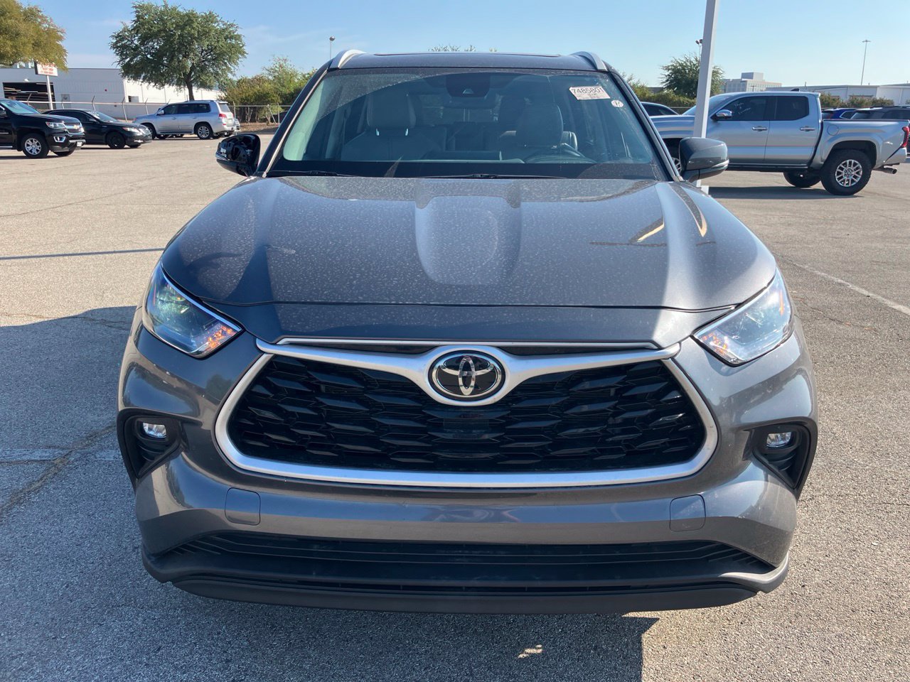 Used 2023 Toyota Highlander XLE FWD image 2