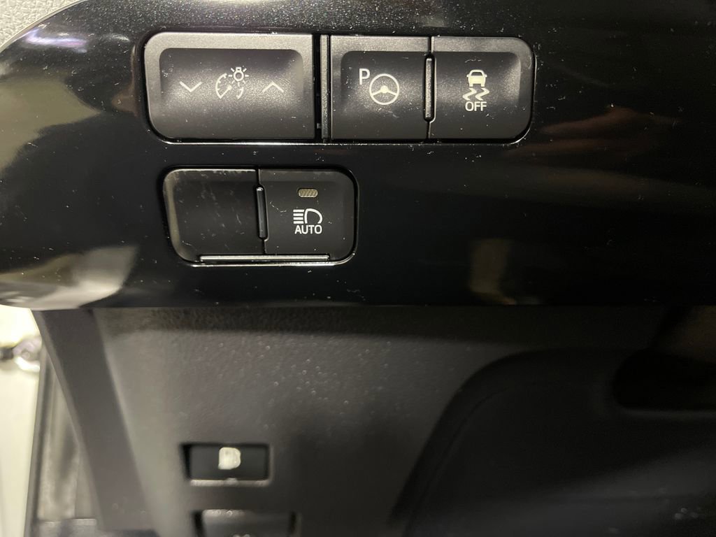 Certified 2021 Toyota Prius XLE w/ Carpet Mat Package (TMS) AWD/4WD image 29