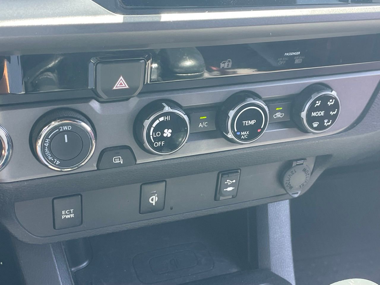 Used 2016 Toyota Tacoma TRD Sport w/ Towing Package AWD/4WD image 9