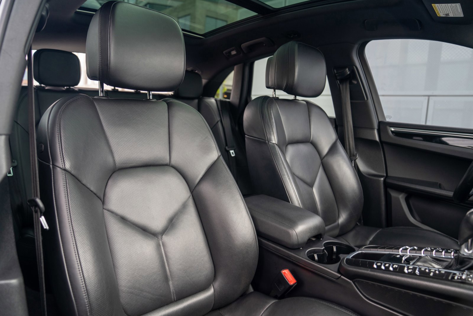 Certified 2018 Porsche Macan AWD/4WD image 26