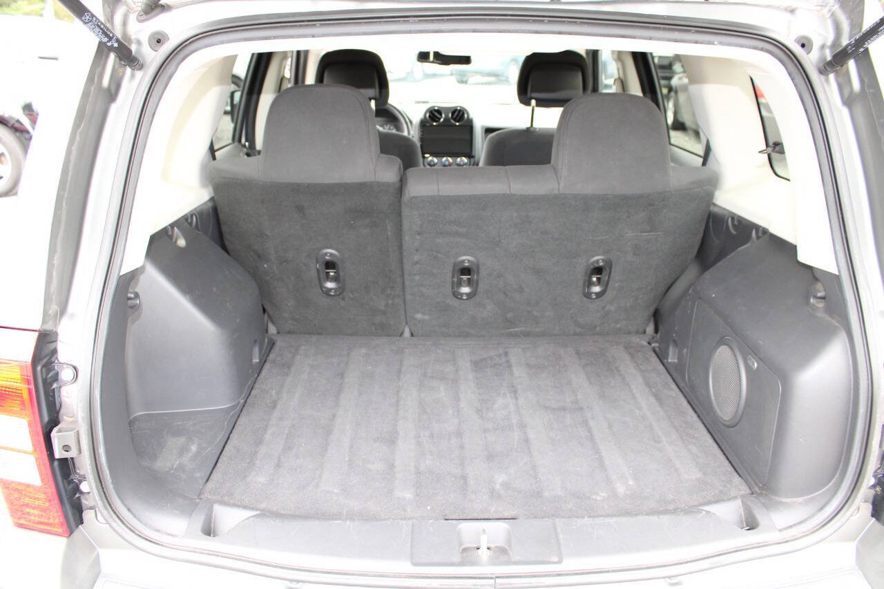 Used 2013 Jeep Patriot Latitude w/ Sun/Sound Group AWD/4WD image 22