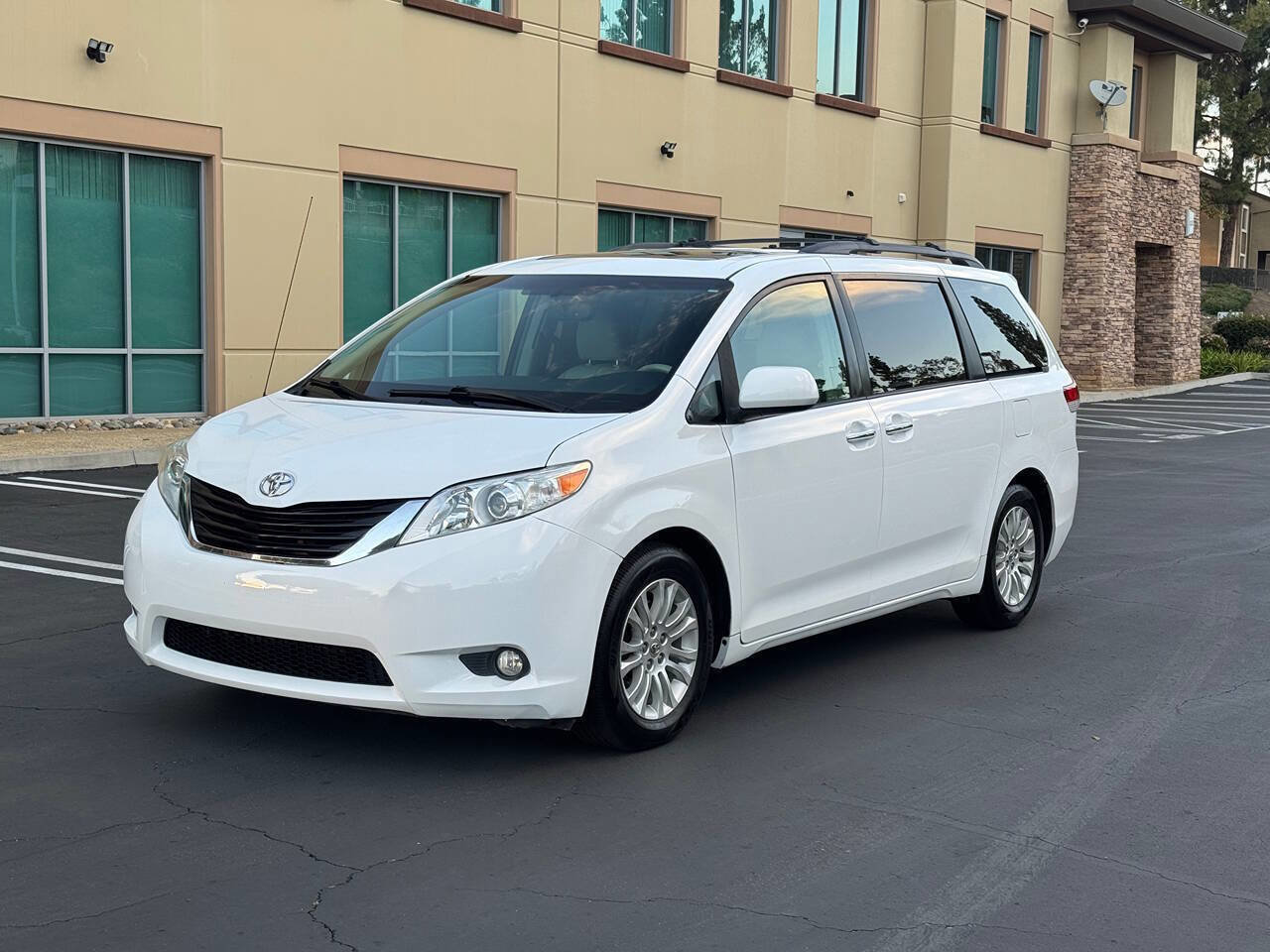 Used 2013 Toyota Sienna XLE image 1