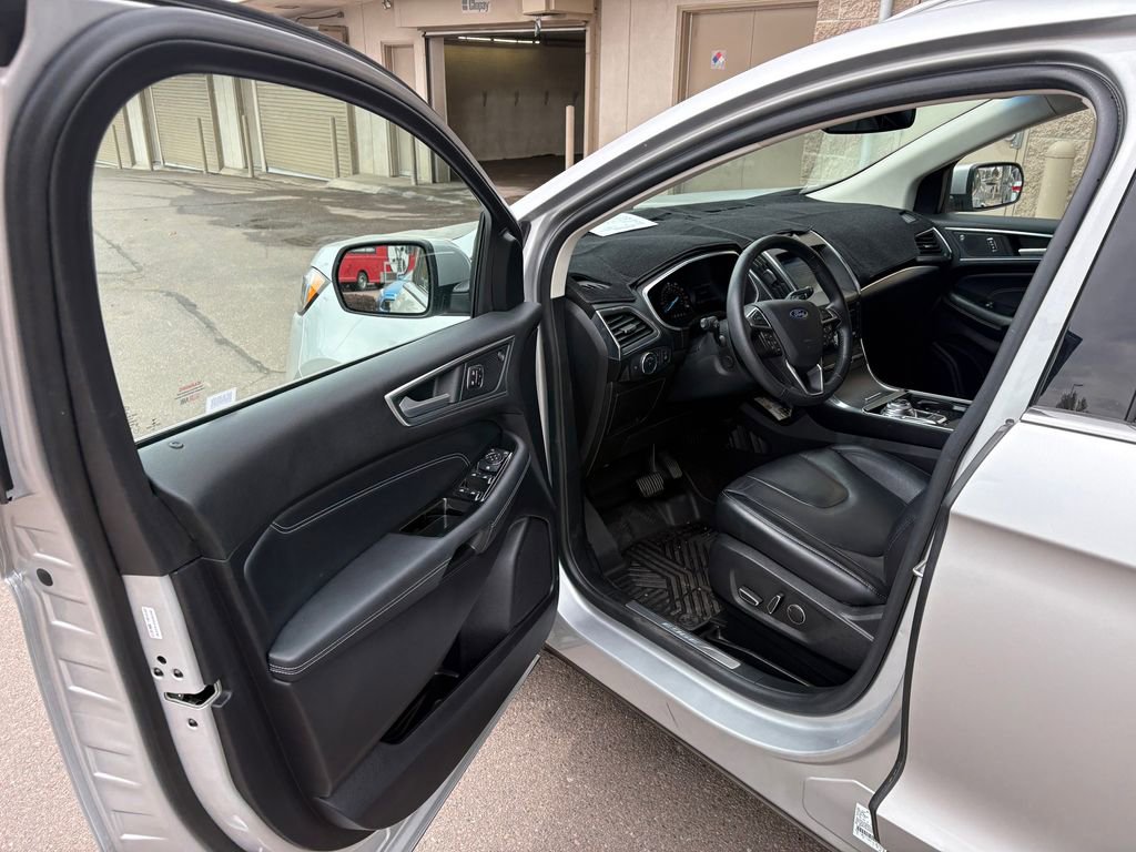 Used 2019 Ford Edge Titanium image 17