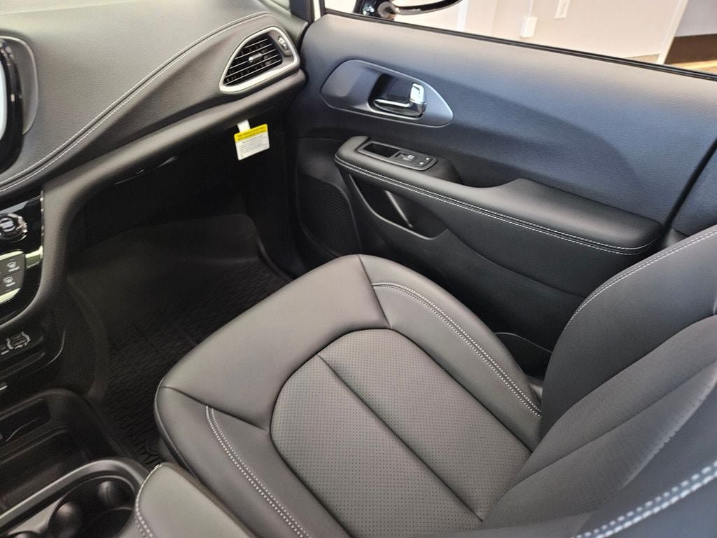 New 2025 Chrysler Pacifica Select w/ Fav Edition Package FWD image 14