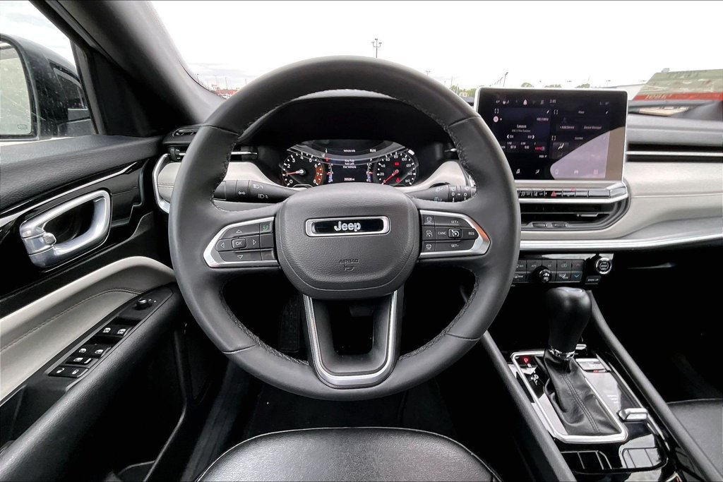 Used 2025 Jeep Compass Limited AWD/4WD image 5