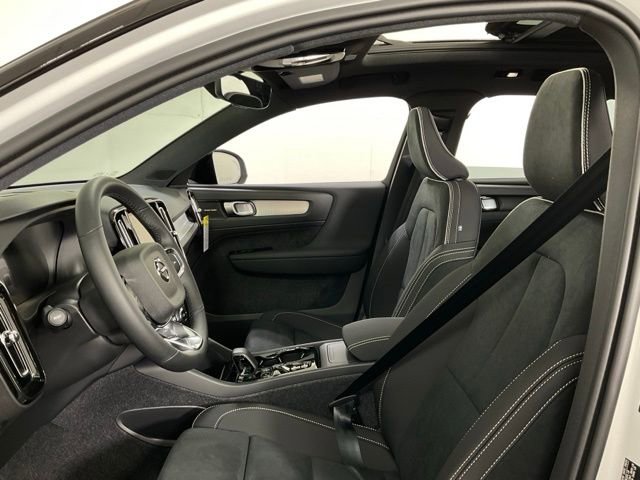 New 2026 Volvo XC40 B5 Ultra w/ Protection Package Premier image 29