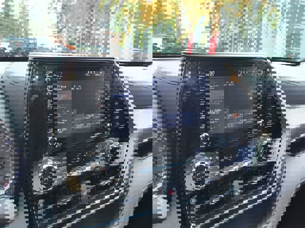 Used 2022 Toyota Highlander LE image 16