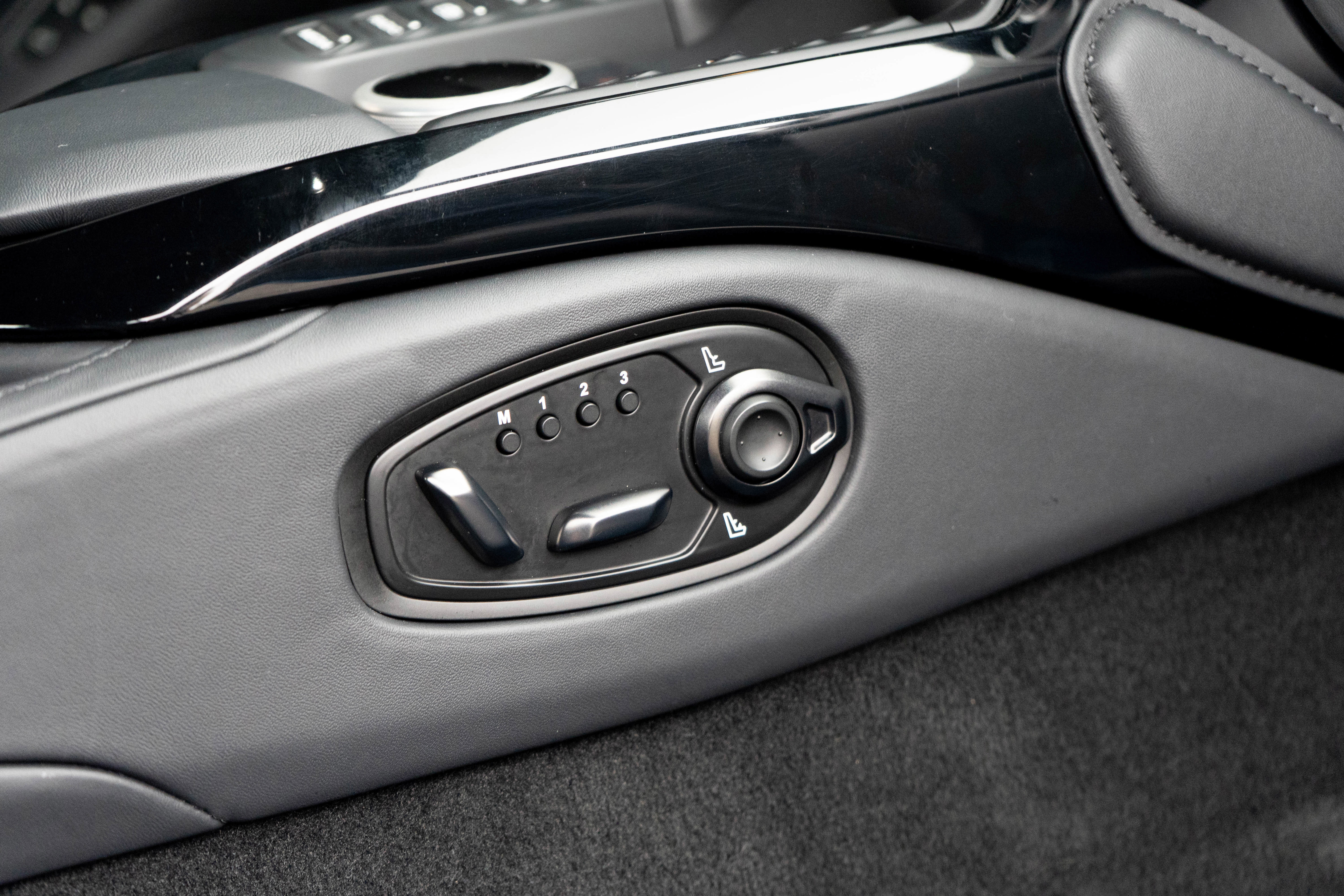 Used 2022 Aston Martin V8 Vantage Coupe image 47