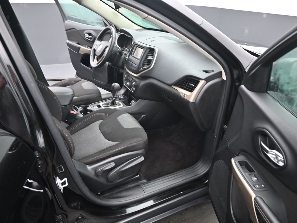 Used 2017 Jeep Cherokee Altitude image 17