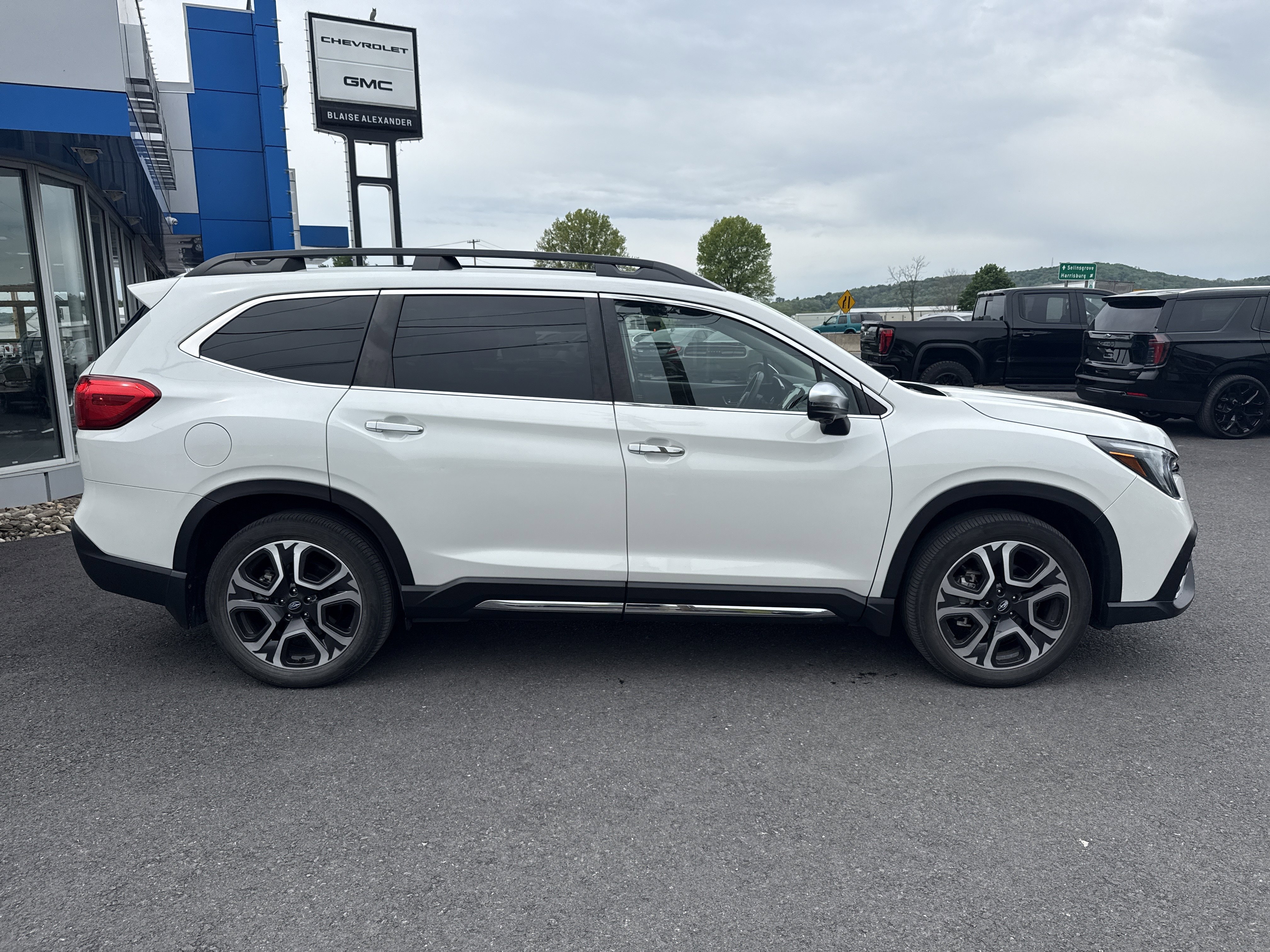 Used 2023 Subaru Ascent Touring AWD/4WD image 2