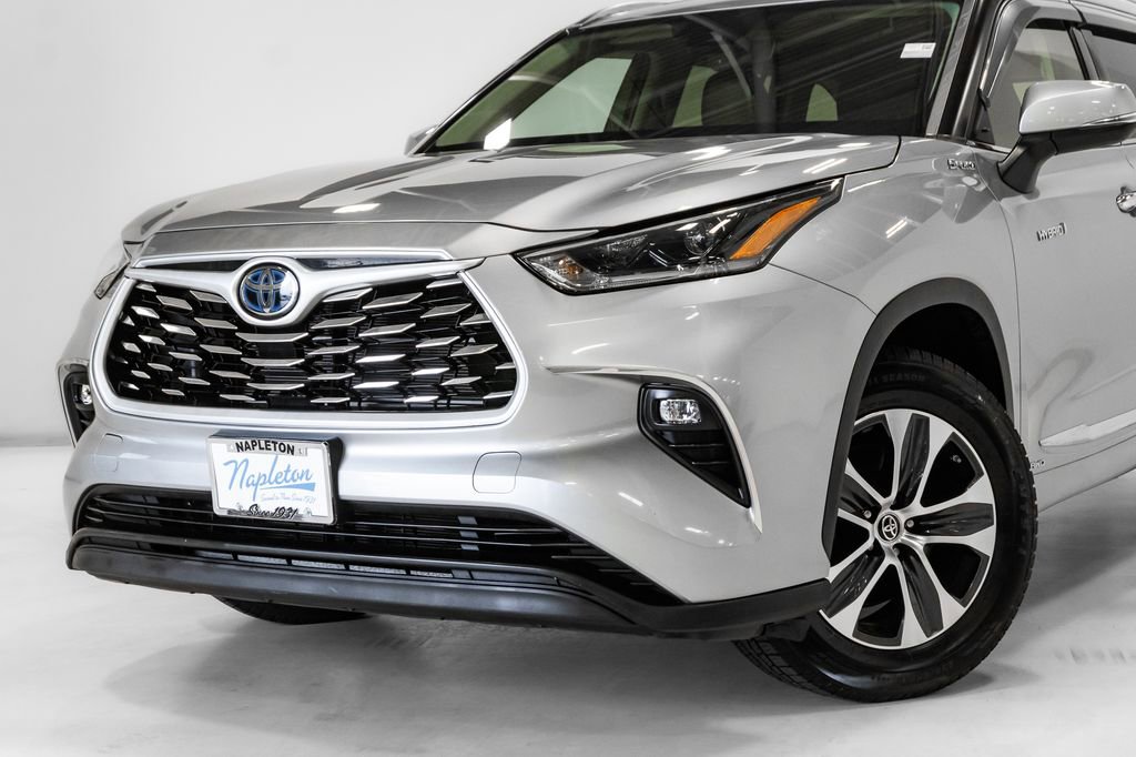 Used 2021 Toyota Highlander XLE AWD/4WD image 2