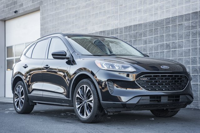 Used 2022 Ford Escape SE w/ SE Sport Appearance Package image 2
