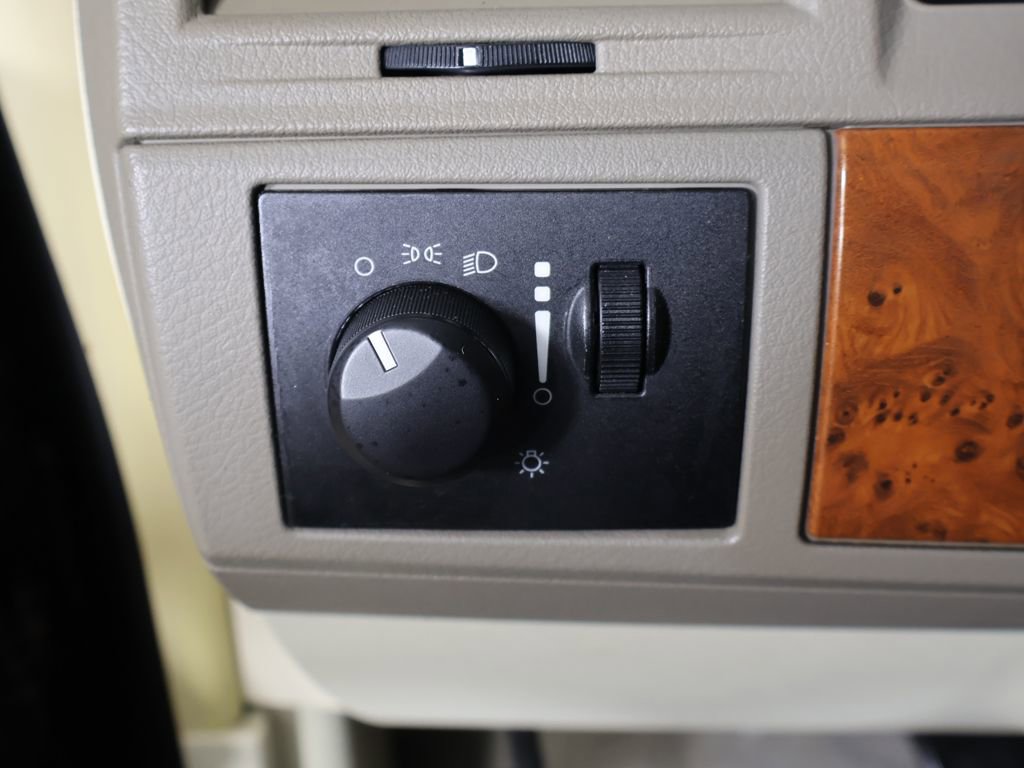 Used 2008 Chrysler Town & Country LX image 28
