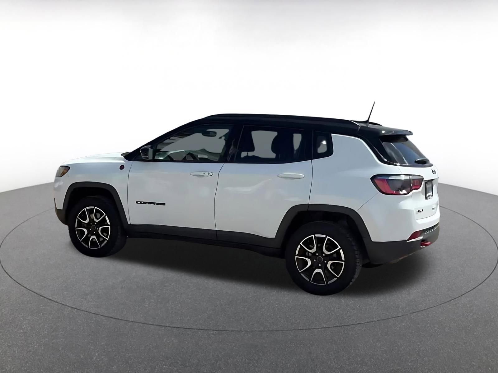 Used 2025 Jeep Compass Trailhawk image 10