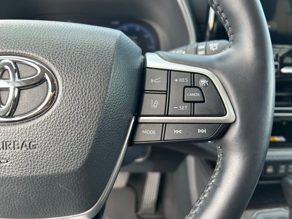 Used 2024 Toyota Highlander Limited AWD/4WD image 15
