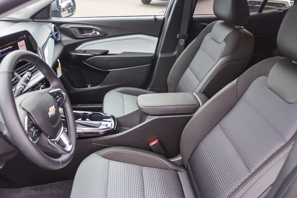 Used 2025 Chevrolet Trax LT w/ LT Convenience Package image 16