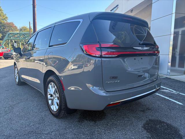 Certified 2025 Chrysler Pacifica Select AWD/4WD image 10
