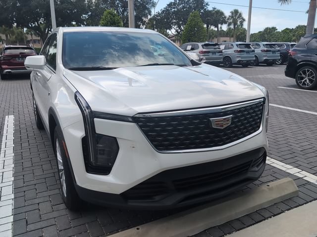 Used 2024 Cadillac XT4 Luxury w/ Cold Weather Package FWD image 8