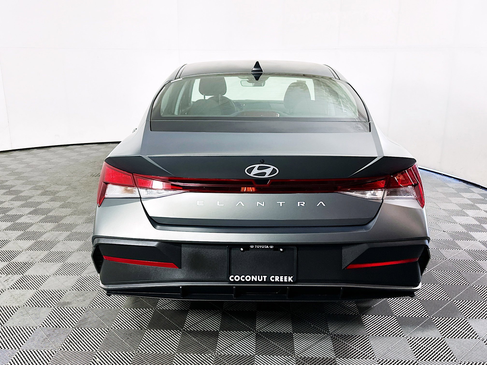 Used 2025 Hyundai Elantra SE image 4
