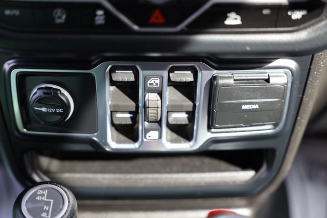 Used 2024 Jeep Wrangler Sahara image 27