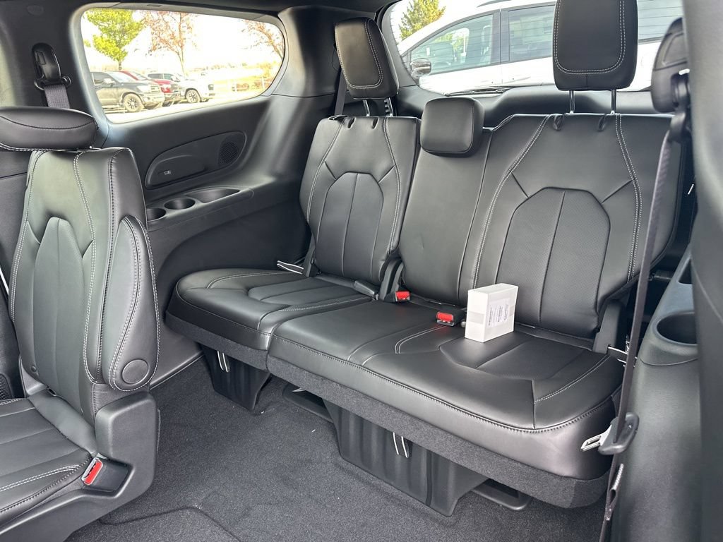 New 2026 Chrysler Pacifica Select AWD/4WD image 49