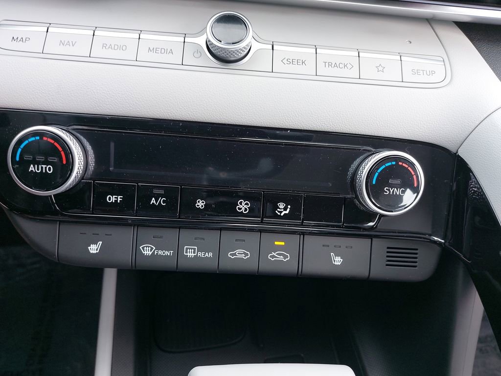 Certified 2025 Hyundai Elantra Limited FWD image 21