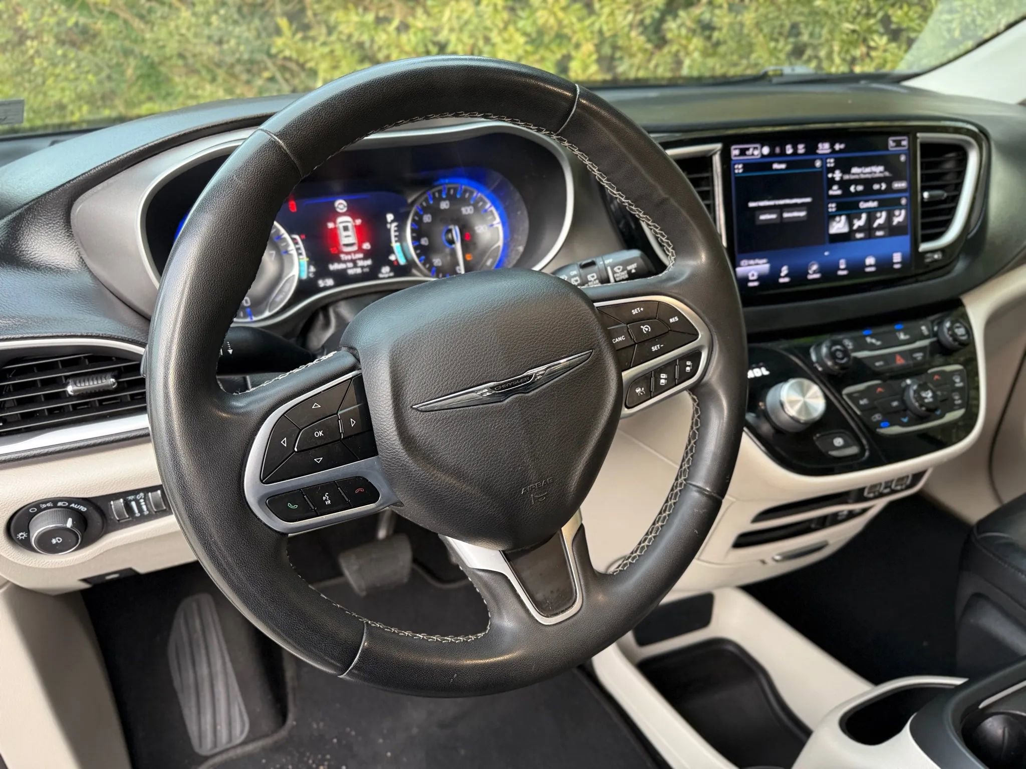 Used 2022 Chrysler Pacifica Touring-L FWD image 38