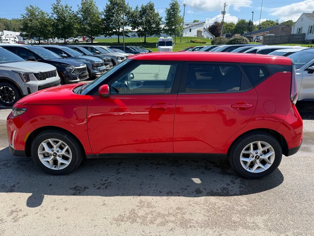 Used 2023 Kia Soul LX w/ Option Group 015 FWD image 3
