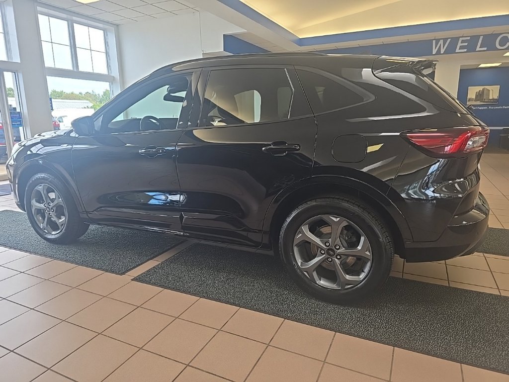 Used 2023 Ford Escape ST-Line w/ Tech Pack #1 AWD/4WD image 3