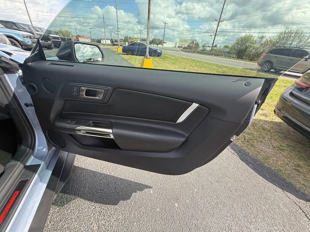 Used 2022 Ford Mustang Shelby GT500 w/ Carbon Fiber Track Pack image 18