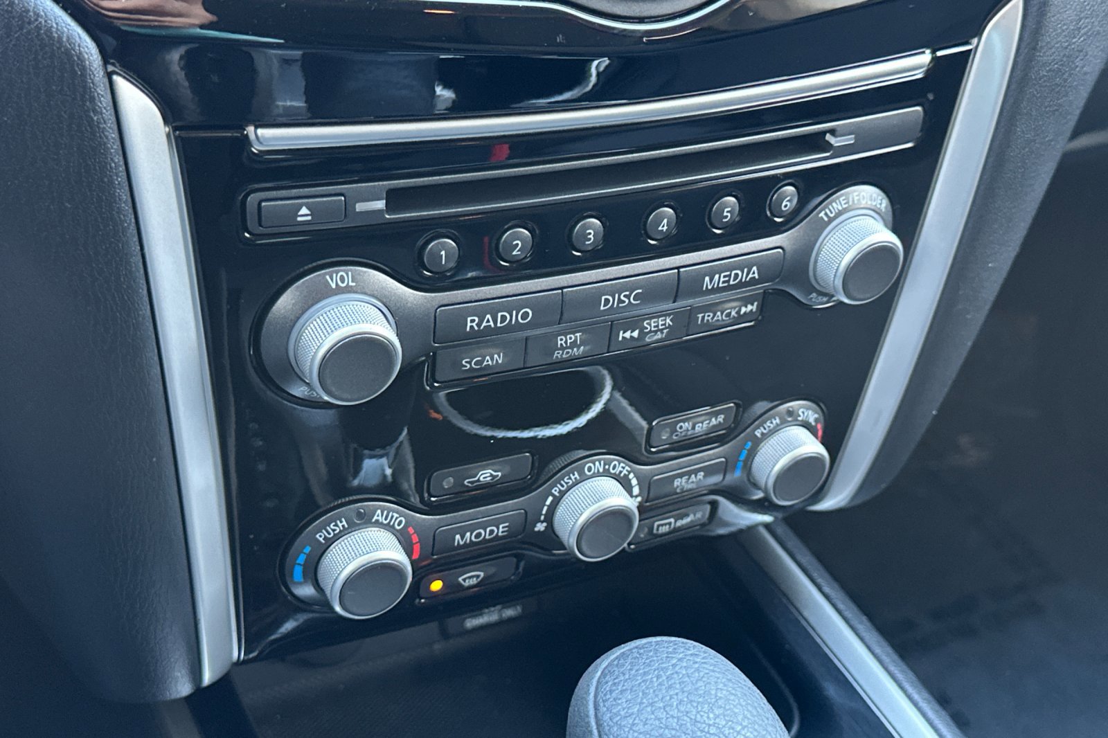 Used 2019 Nissan Pathfinder S image 32