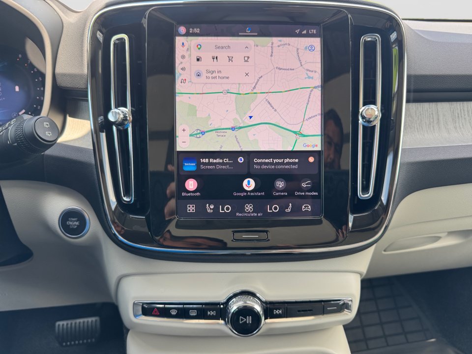 Certified 2025 Volvo XC40 B5 Ultra AWD/4WD image 17