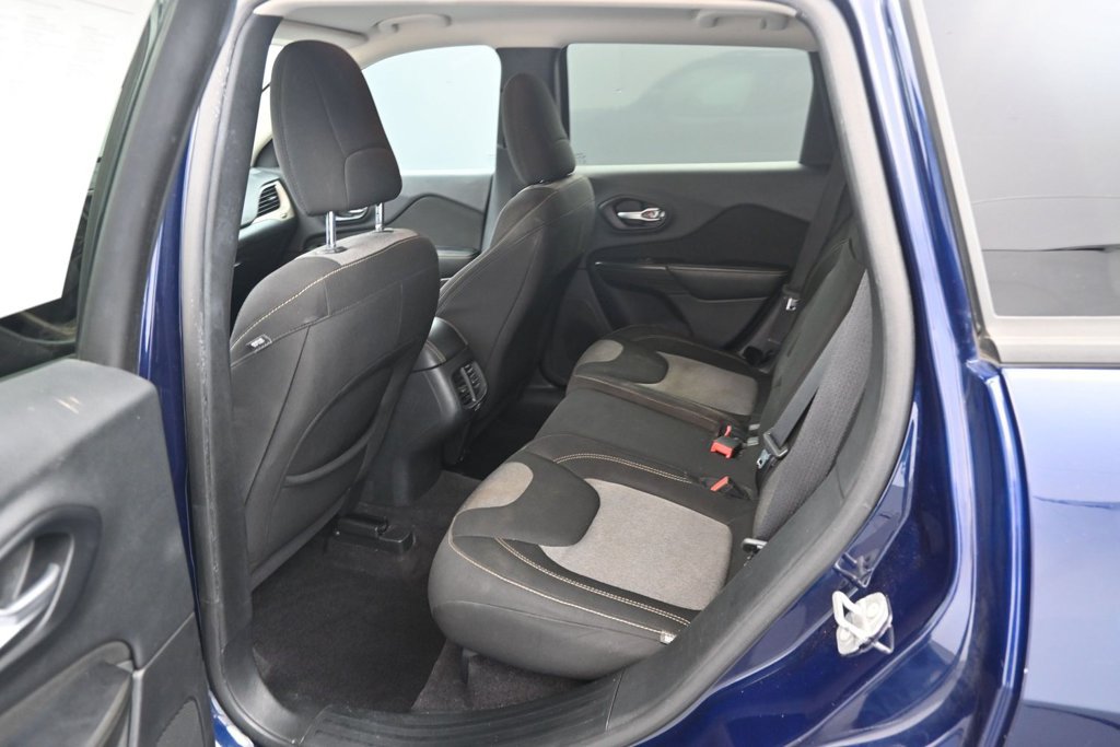 Used 2016 Jeep Cherokee Sport FWD image 14