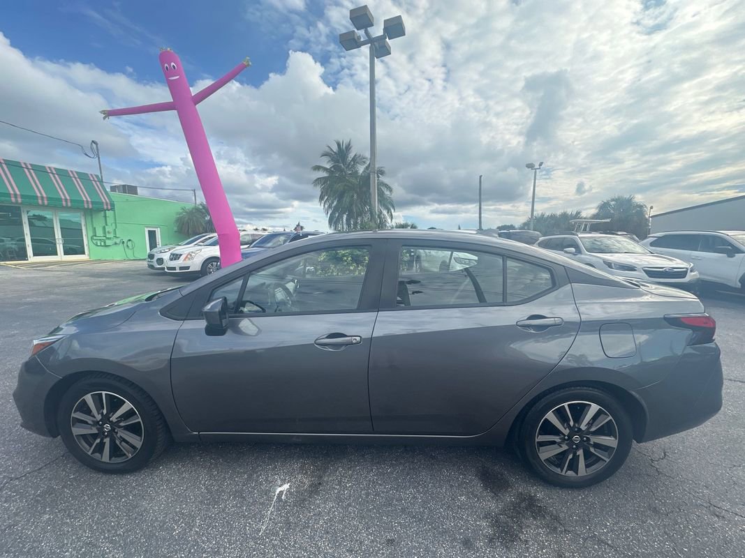 Used 2022 Nissan Versa SV image 3