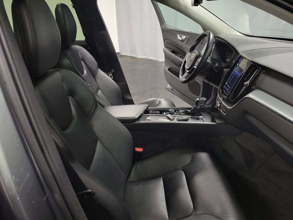 Used 2019 Volvo XC60 T5 Momentum w/ Premium Package image 22