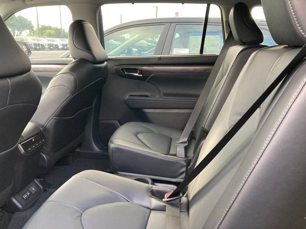 New 2026 Toyota Highlander Limited AWD/4WD image 3
