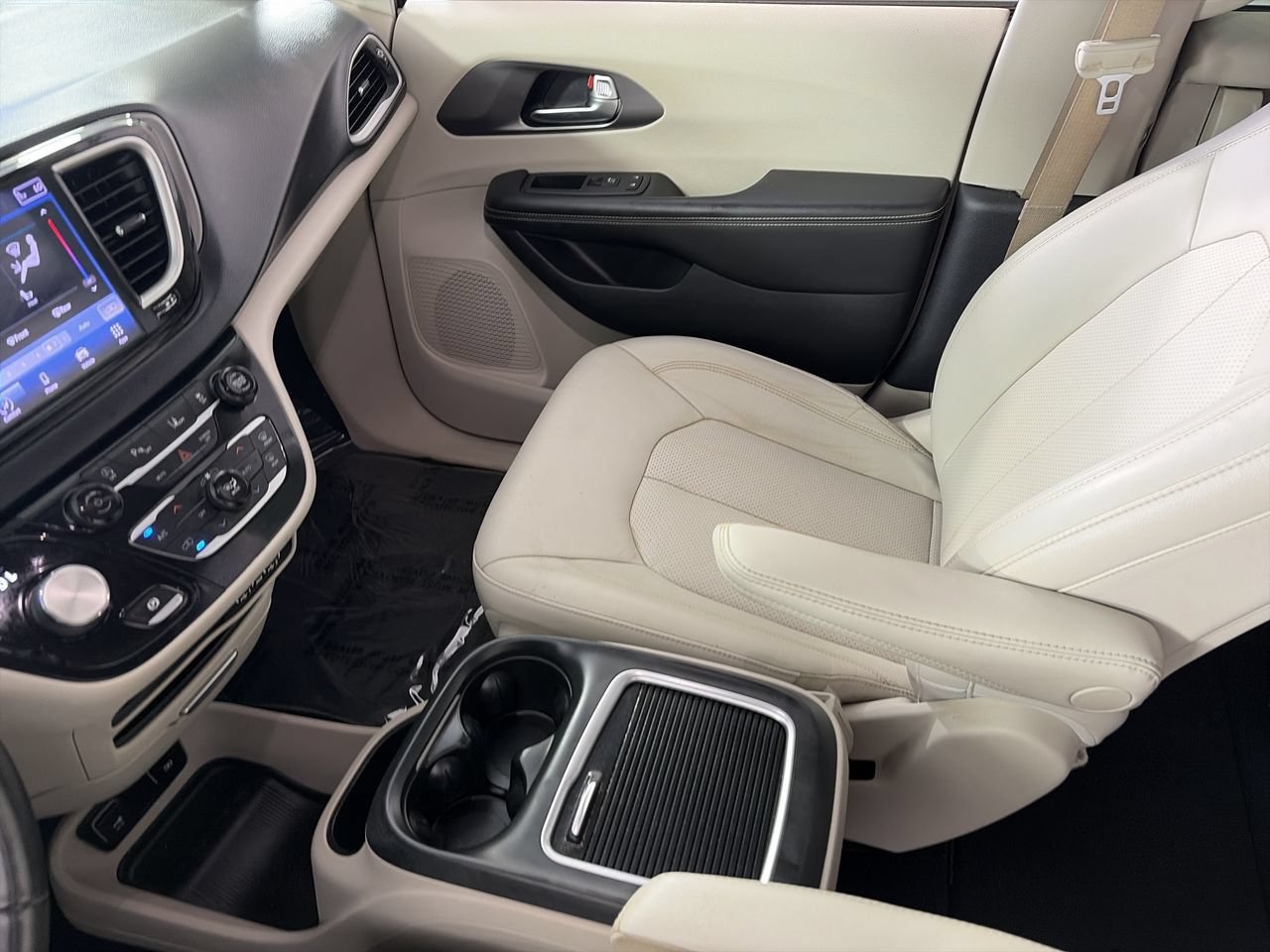 Used 2021 Chrysler Pacifica Touring-L FWD image 22
