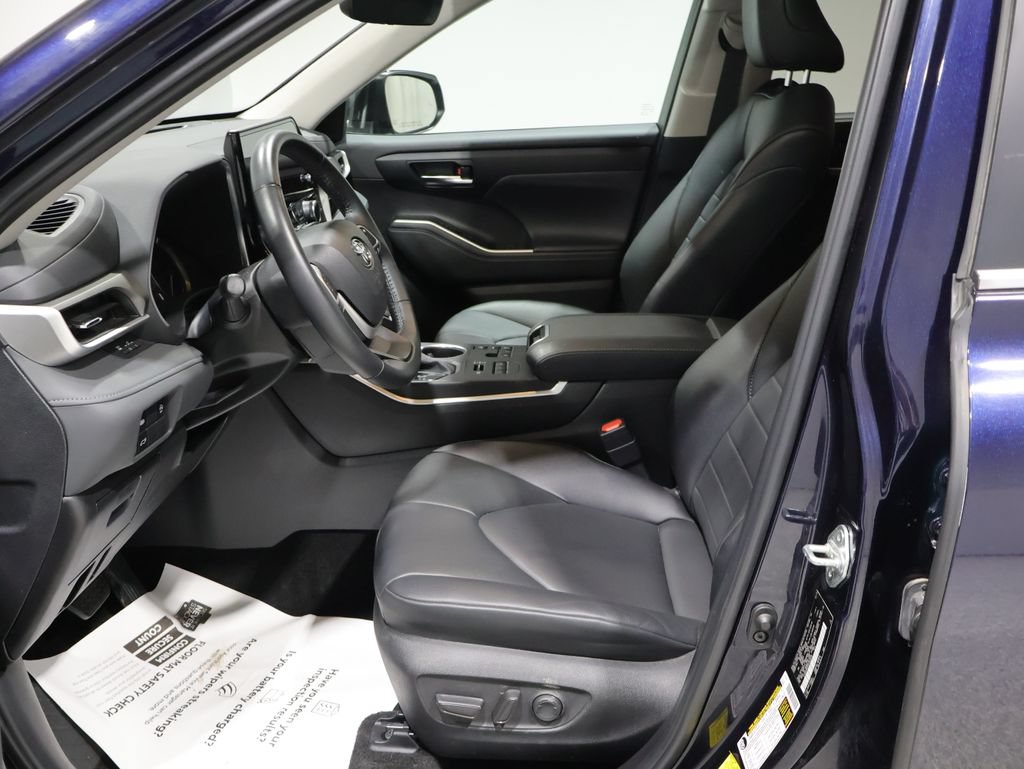 Certified 2024 Toyota Highlander XLE AWD/4WD image 9