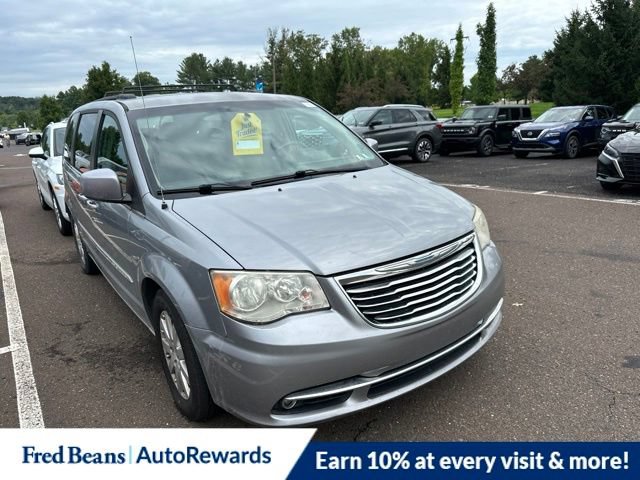 Used 2013 Chrysler Town & Country Touring FWD image 1