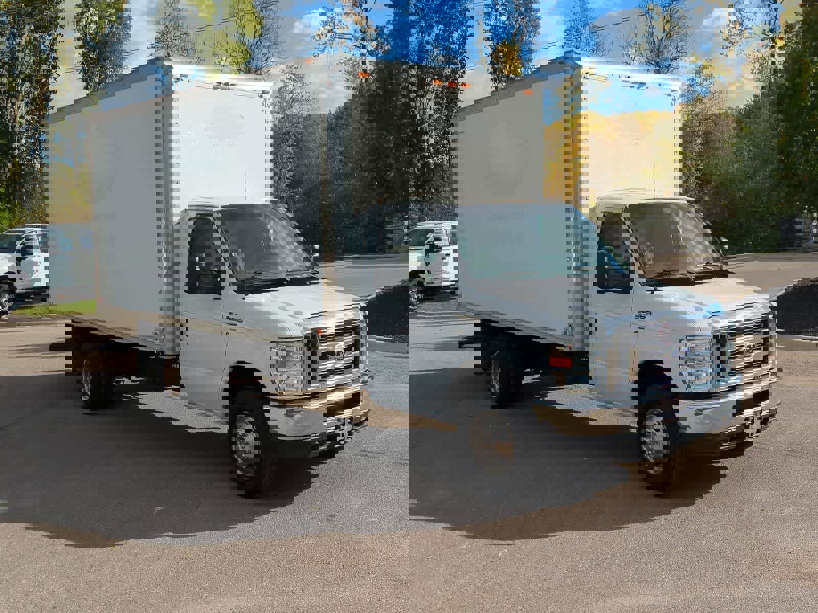 Used 2016 Ford E-450 and Econoline 450 Super Duty w/ Exterior Upgrade Package image 2