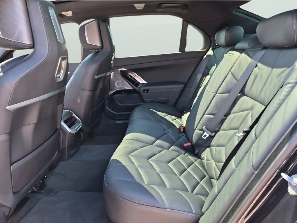 Used 2023 BMW 740i w/ Executive Package RWD image 32